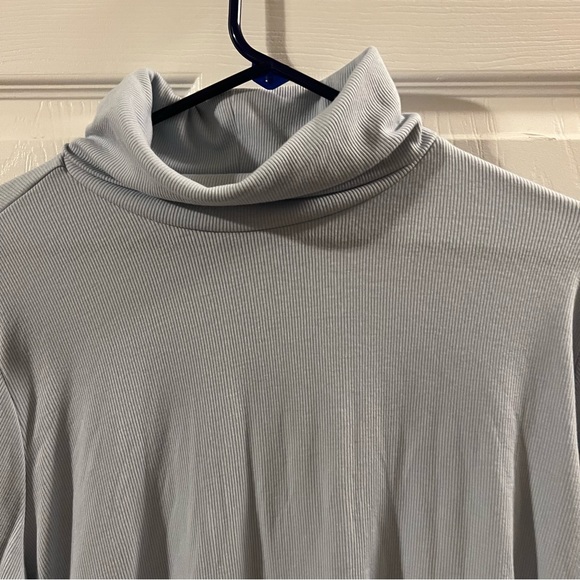 Old Navy UltraLite Performance Cropped Ribbed Turtleneck Top, Size XL - Picture 6 of 6